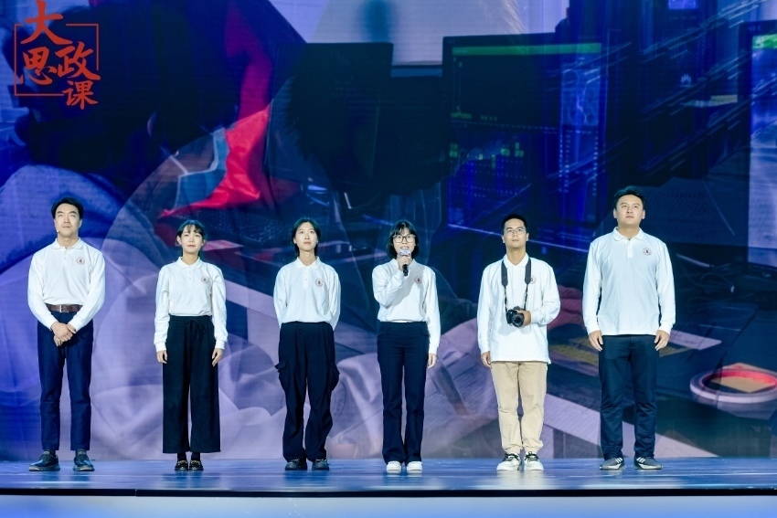 四川大學(xué)三星堆遺址考古隊(duì)隊(duì)長(zhǎng)、考古文博學(xué)院教授黎海超和四川大學(xué)三星堆遺址考古隊(duì)隊(duì)員們