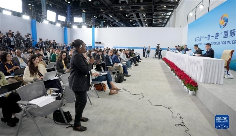 10月16日，第三屆“一帶一路”國(guó)際合作高峰論壇新聞中心在北京國(guó)家會(huì)議中心舉行首場(chǎng)吹風(fēng)會(huì)，邀請(qǐng)自然資源部國(guó)際合作司和相關(guān)單位負(fù)責(zé)人介紹有關(guān)情況，并回答記者提問(wèn)。新華社記者 王毓國(guó)攝