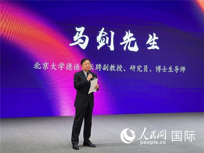 北京大學(xué)德語系長(zhǎng)聘副教授馬劍點(diǎn)評(píng)學(xué)生表現(xiàn)。（攝影：張麗鷗）