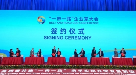 這是10月17日拍攝的簽約儀式現(xiàn)場(chǎng)。當(dāng)日，“一帶一路”企業(yè)家大會(huì)在北京召開。（新華社記者王毓國(guó)攝）