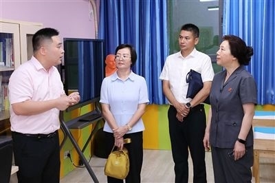 圖③：“小公民法律課堂”開講前，全國人大代表殷其龍（右二）、重慶市人大代表李自玲（左二）聽取楊家坪中學(xué)負責(zé)人關(guān)于未成年人思想教育工作情況的介紹。