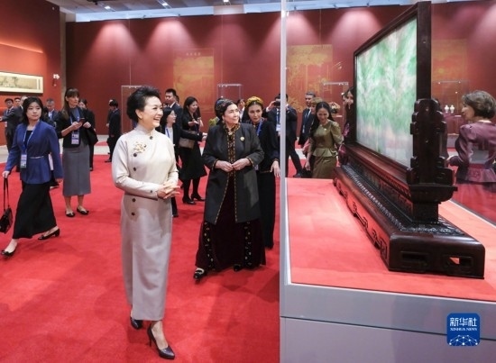  10月18日上午，國家主席習(xí)近平夫人彭麗媛邀請出席第三屆“一帶一路”國際合作高峰論壇的外方領(lǐng)導(dǎo)人夫人參觀中國工藝美術(shù)館（中國非物質(zhì)文化遺產(chǎn)館）。這是彭麗媛同外方領(lǐng)導(dǎo)人夫人參觀展品。新華社記者 丁林 攝