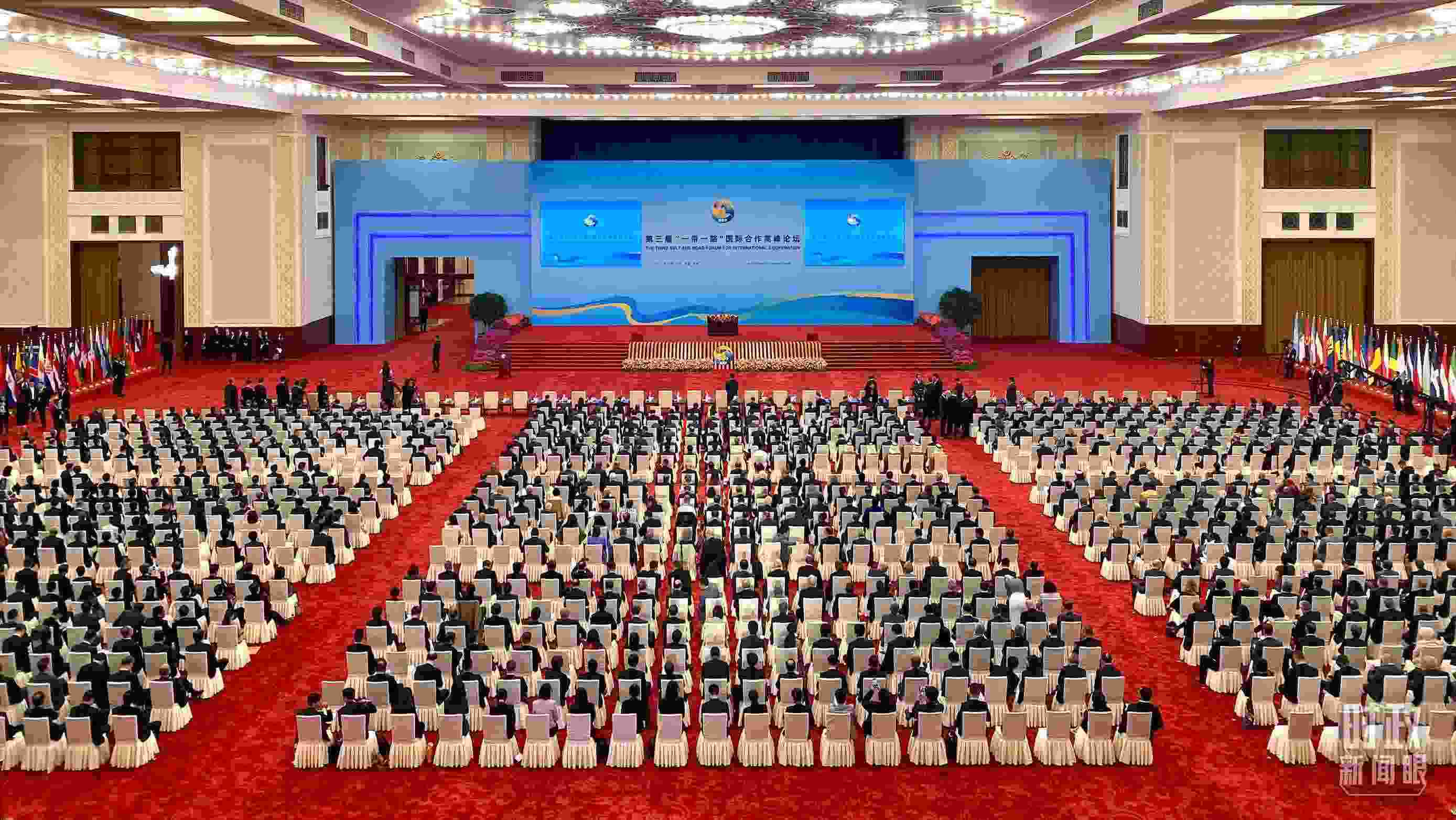 △人民大會堂宴會廳。這是開幕式之前的現(xiàn)場。（總臺央視記者李增仁拍攝）