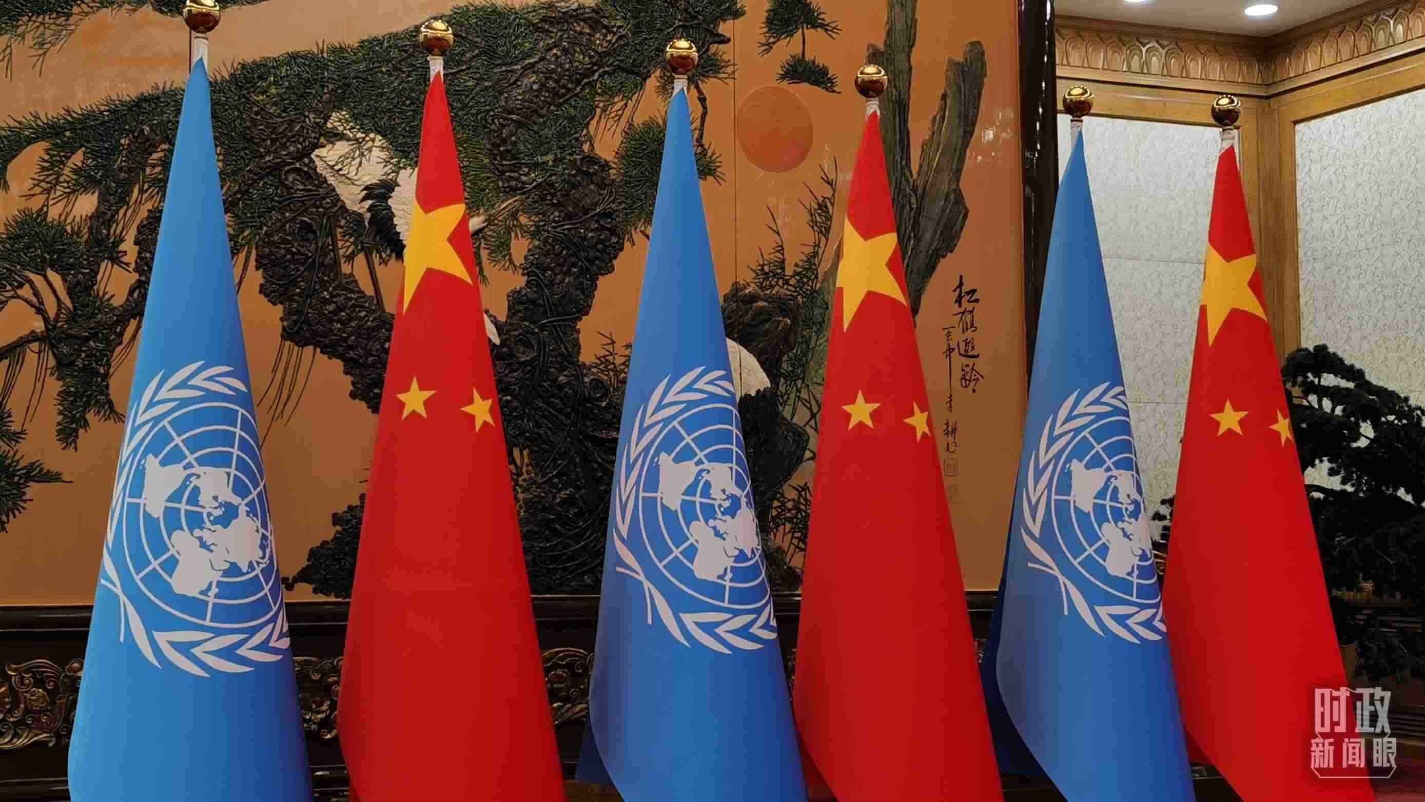 △會見現(xiàn)場的中國國旗和聯(lián)合國旗。（總臺央視記者郭鴻拍攝）