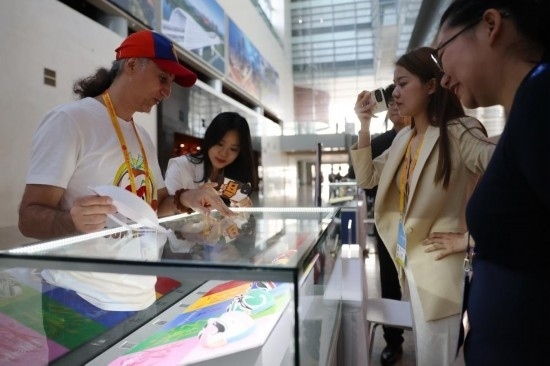 10月16日，參會記者在“一帶一路”國際合作高峰論壇新聞中心參觀展示的中國非物質(zhì)文化遺產(chǎn)展品。新華社記者 陳斌 攝