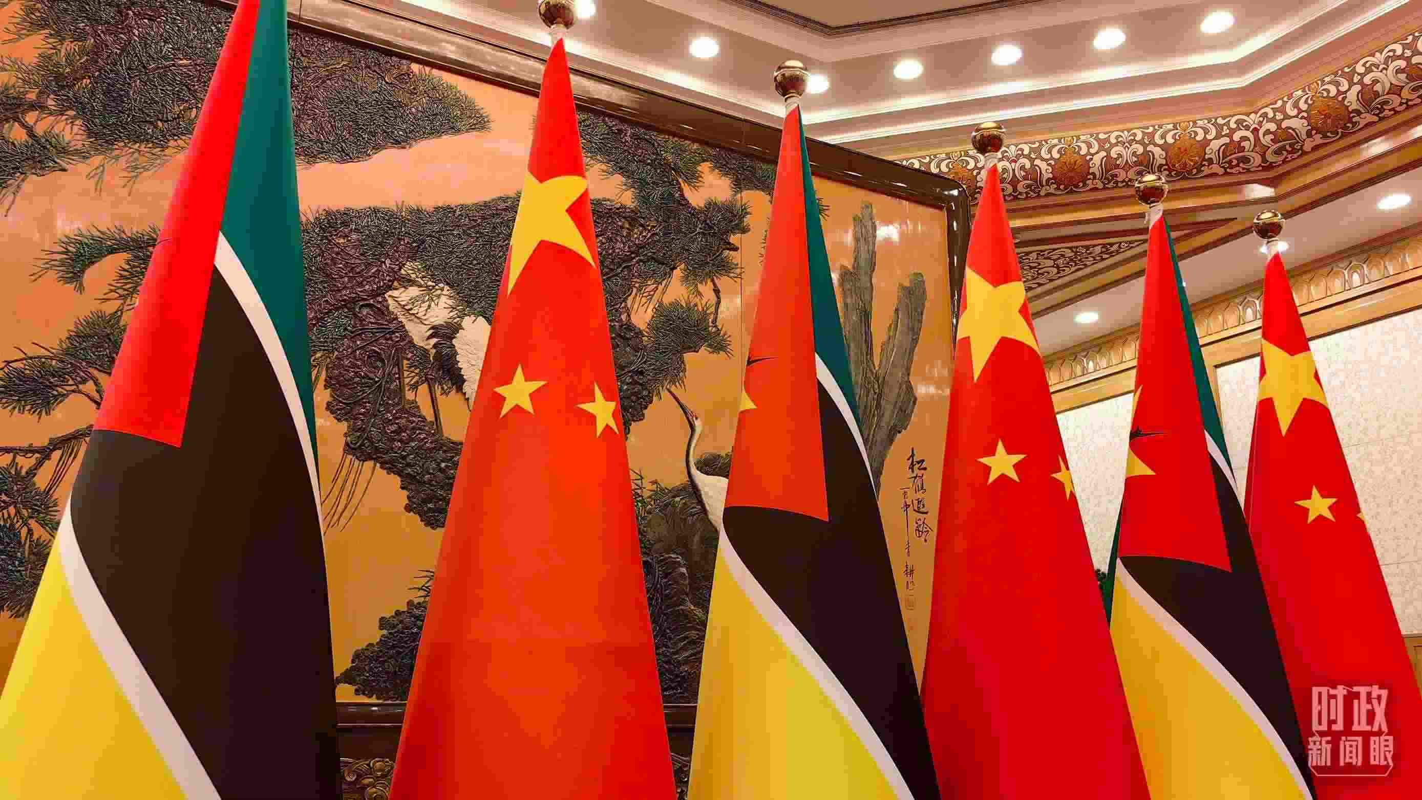 △會見現(xiàn)場，中國、莫桑比克兩國國旗。（總臺央廣記者潘毅拍攝）