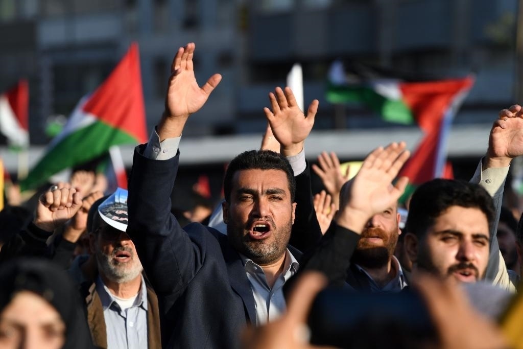 10月18日，人們在伊朗德黑蘭舉行集會。當日，突尼斯、土耳其、伊朗等多國民眾舉行集會，表達對巴勒斯坦人民的支持，并譴責針對加沙城醫(yī)院的襲擊。新華社記者 沙達提 攝