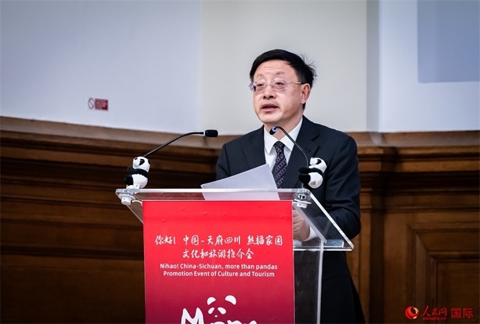 四川省文化和旅游廳廳長(zhǎng)戴允康作文化旅游推介。人民網(wǎng) 郭錦標(biāo)攝