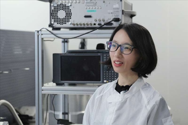 李婧在中國科學(xué)院紫金山天文臺毫米波和亞毫米波技術(shù)實驗室。（受訪者供圖）