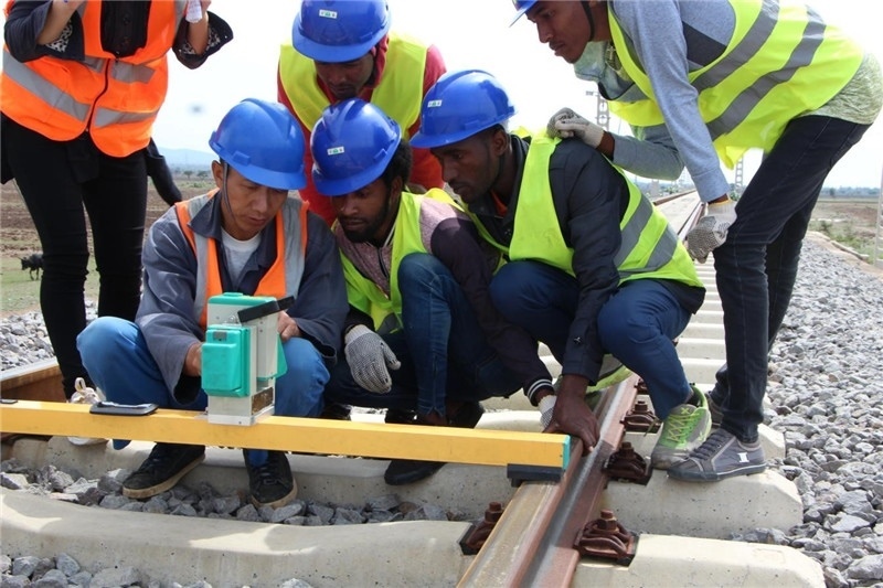 中方員工在鐵路現(xiàn)場培訓埃方員工。 中國土木工程集團有限公司供圖