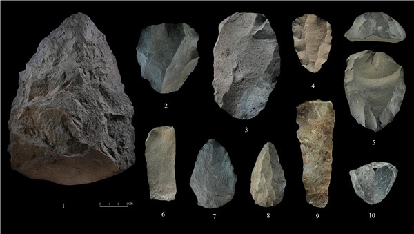 石制品 1.手斧 2、4、5.勒瓦婁哇石核（循環(huán)剝片法、優(yōu)先剝片法）3.勒瓦婁哇石葉石核 6.勒瓦婁哇石葉 7、8.勒瓦婁哇尖狀器 9.石葉 10.錐形石葉石核。中肯聯(lián)合考古隊(duì)供圖