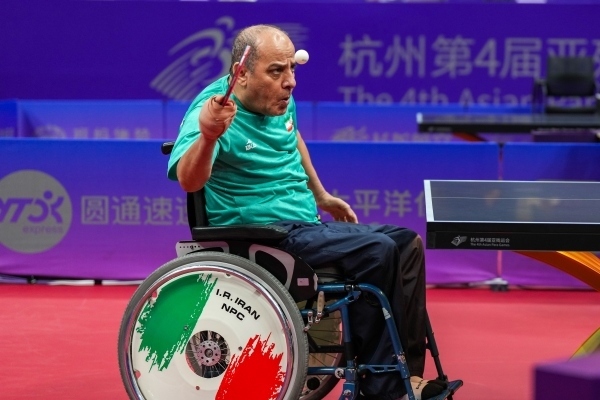 10月23日，杭州第4屆亞殘運(yùn)會(huì)乒乓球男子單打Class2小組循環(huán)賽舉行。圖為伊朗隊(duì)選手哈桑·簡(jiǎn)費(fèi)尚在比賽中。圖片來(lái)源：杭州亞殘組委會(huì)