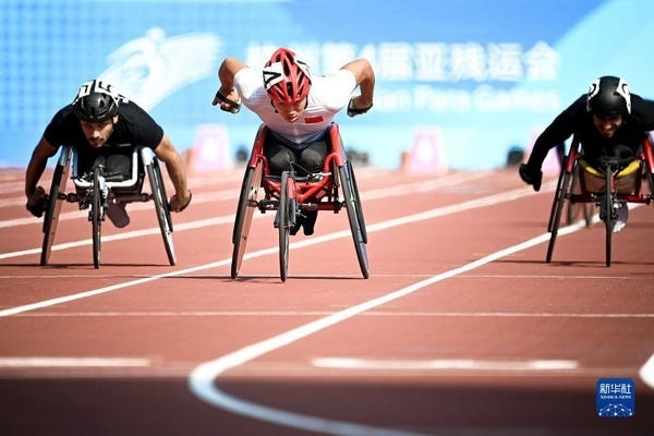 10月23日，中國(guó)選手龔文浩（左二）在杭州第4屆亞殘運(yùn)會(huì)男子100米-T34決賽的比賽中。他以15秒55的成績(jī)獲得該項(xiàng)目銀牌。新華社記者 江漢攝