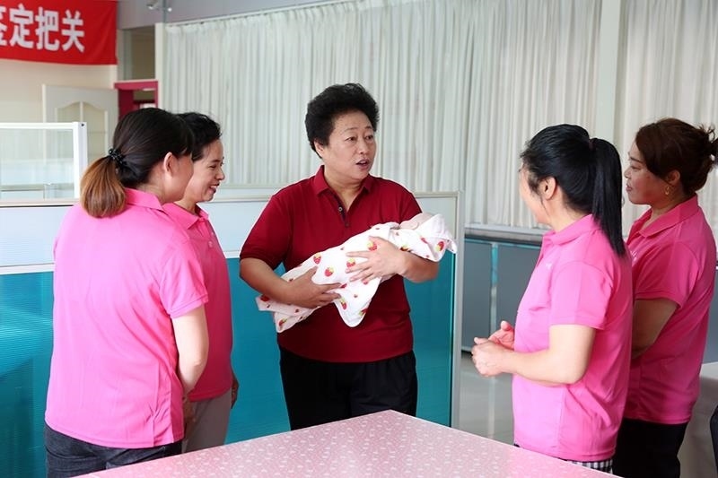 △2021年6月2日，卓長立（中）指導(dǎo)正在接受培訓(xùn)的家政服務(wù)員。