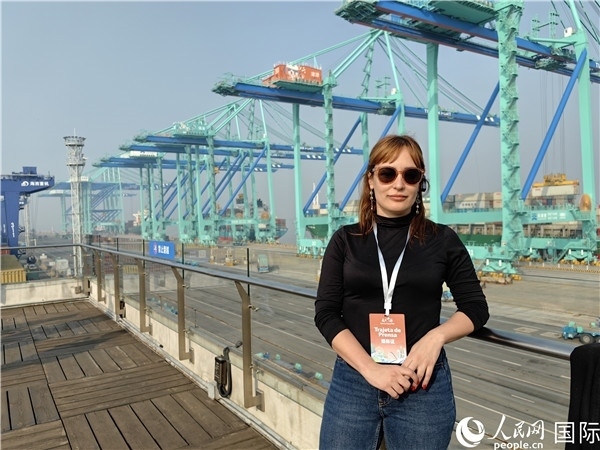 阿根廷公共電視臺(tái)記者萊蒂西亞接受采訪。人民網(wǎng)記者 符園園攝