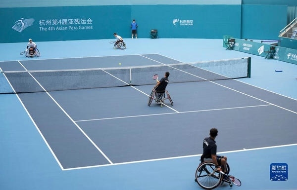 10月24日，在杭州第4屆亞殘運(yùn)會(huì)輪椅網(wǎng)球男子雙打1/4決賽中，中國(guó)組合董順江/紀(jì)珍旭以0比2不敵韓國(guó)組合任浩元/韓成奉，無(wú)緣半決賽。圖為董順江（右二）/紀(jì)珍旭（右一）在比賽中。新華社記者 才揚(yáng)攝