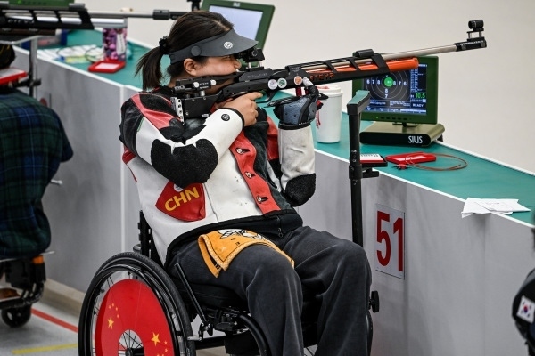 10月23日，杭州第4屆亞殘運(yùn)會(huì)射擊(R2)SH1級(jí)女子10米氣步槍立射資格賽舉行。圖為中國(guó)隊(duì)選手張翠平在比賽中。圖片來(lái)源：杭州亞殘組委
