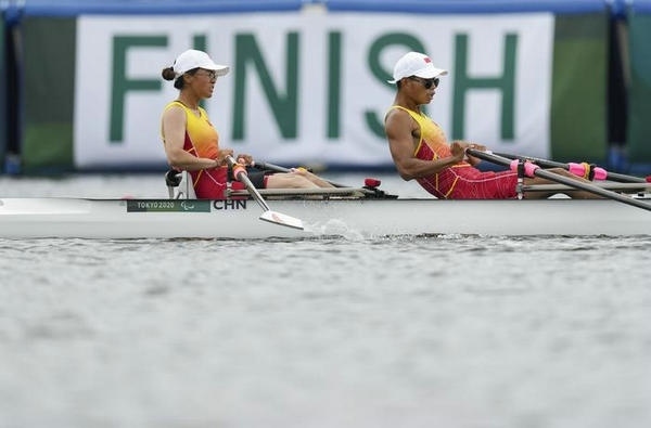 2021年8月29日，在東京殘奧會(huì)賽艇項(xiàng)目PR2級(jí)混合雙人雙槳決賽中，中國(guó)組合劉爽/蔣繼劍獲得銅牌。圖為劉爽（左）/蔣繼劍在比賽中。新華社記者 胡虎虎攝（資料圖）