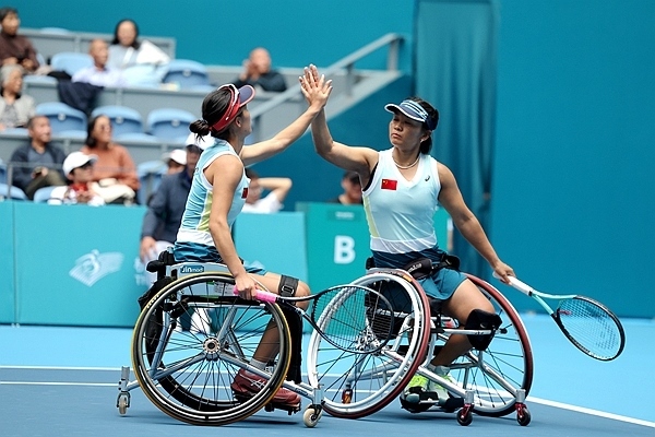 10月25日，杭州亞殘運會輪椅網(wǎng)球女雙決賽，中國組合朱珍珍(右)/郭珞瑤慶祝得分。人民網(wǎng)記者 胡雪蓉攝