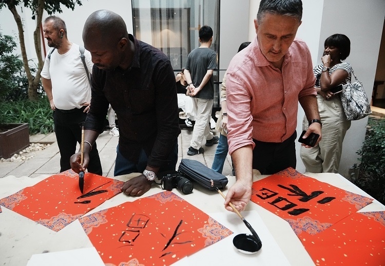 首屆國際傳播“絲路獎(jiǎng)”獲獎(jiǎng)代表等在廣州市荔灣區(qū)永慶坊參加文化交流活動(dòng)。楊爍壁、王燕攝影報(bào)道