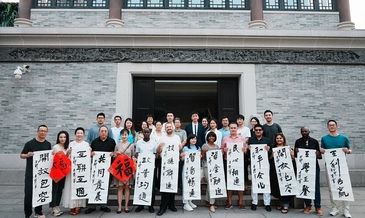 首屆國際傳播“絲路獎(jiǎng)”獲獎(jiǎng)代表等在廣州市荔灣區(qū)永慶坊參加文化交流活動(dòng)。楊爍壁、王燕攝影報(bào)道