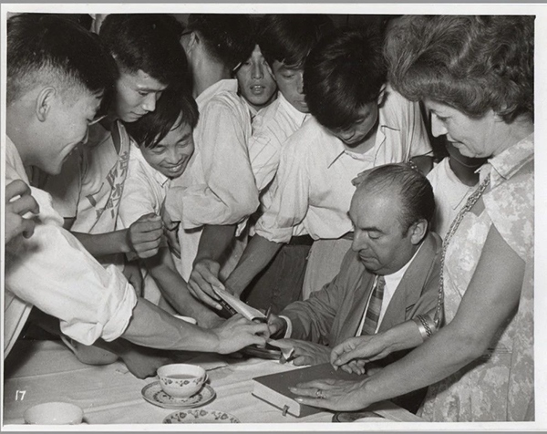 諾貝爾文學(xué)獎(jiǎng)得主巴勃羅·聶魯達(dá)與中國(guó)青年在一起（資料圖片）。中國(guó)美術(shù)館供圖