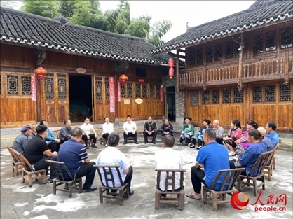 花垣縣石欄鎮(zhèn)朋巖村的院壩會。人民網(wǎng) 周靜圓攝