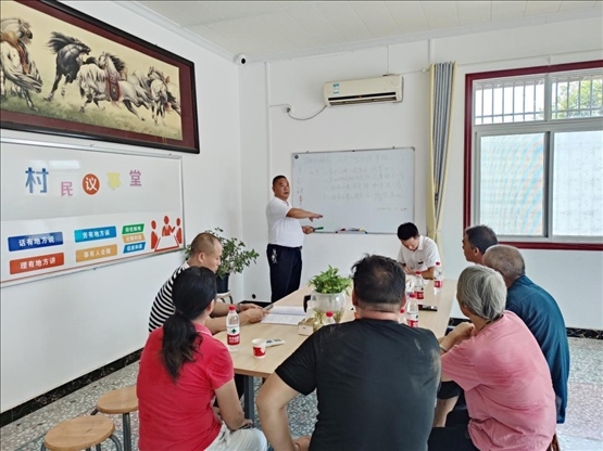 泉塘村17組議事會正在討論土地整理事項。湖南省司法廳供圖