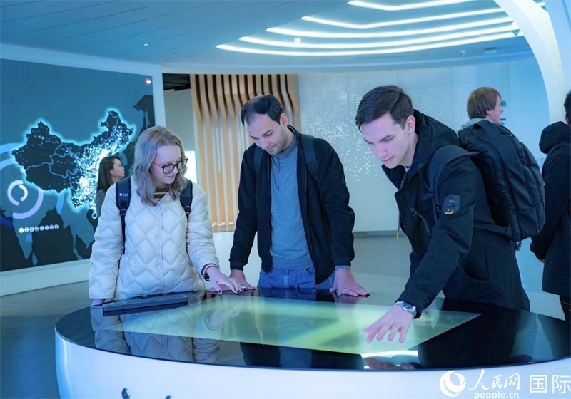 歐亞國家記者在國家大數(shù)據(jù)（貴州）綜合試驗區(qū)交流體驗中心參觀。人民網(wǎng) 陽茜攝