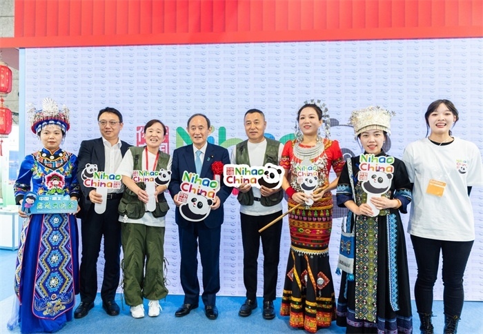 日本前首相菅義偉在中國(guó)展館參觀。圖片由中國(guó)駐東京旅游辦事處提供