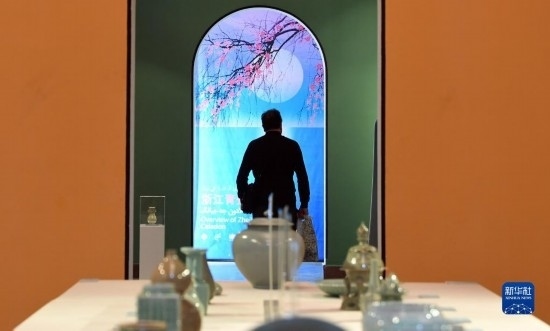 10月30日，人們?cè)谝晾实潞谔m伊朗國家藝術(shù)科學(xué)院觀看展出的展品。新華社記者 沙達(dá)提 攝