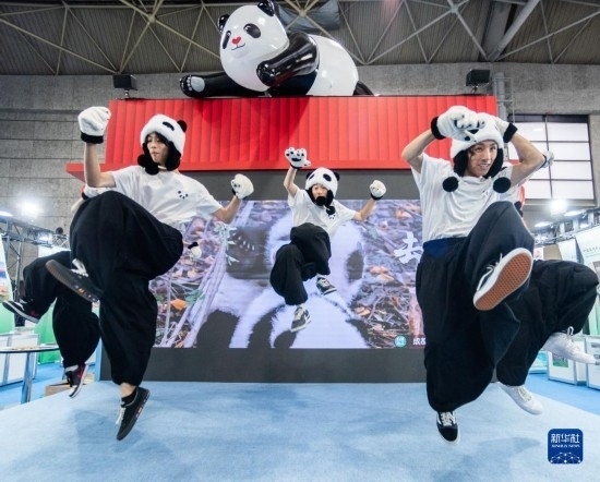  10月29日，街舞隊(duì)在日本大阪國際會展中心中國館表演街舞。新華社發(fā)（中國駐大阪旅游辦事處供圖）