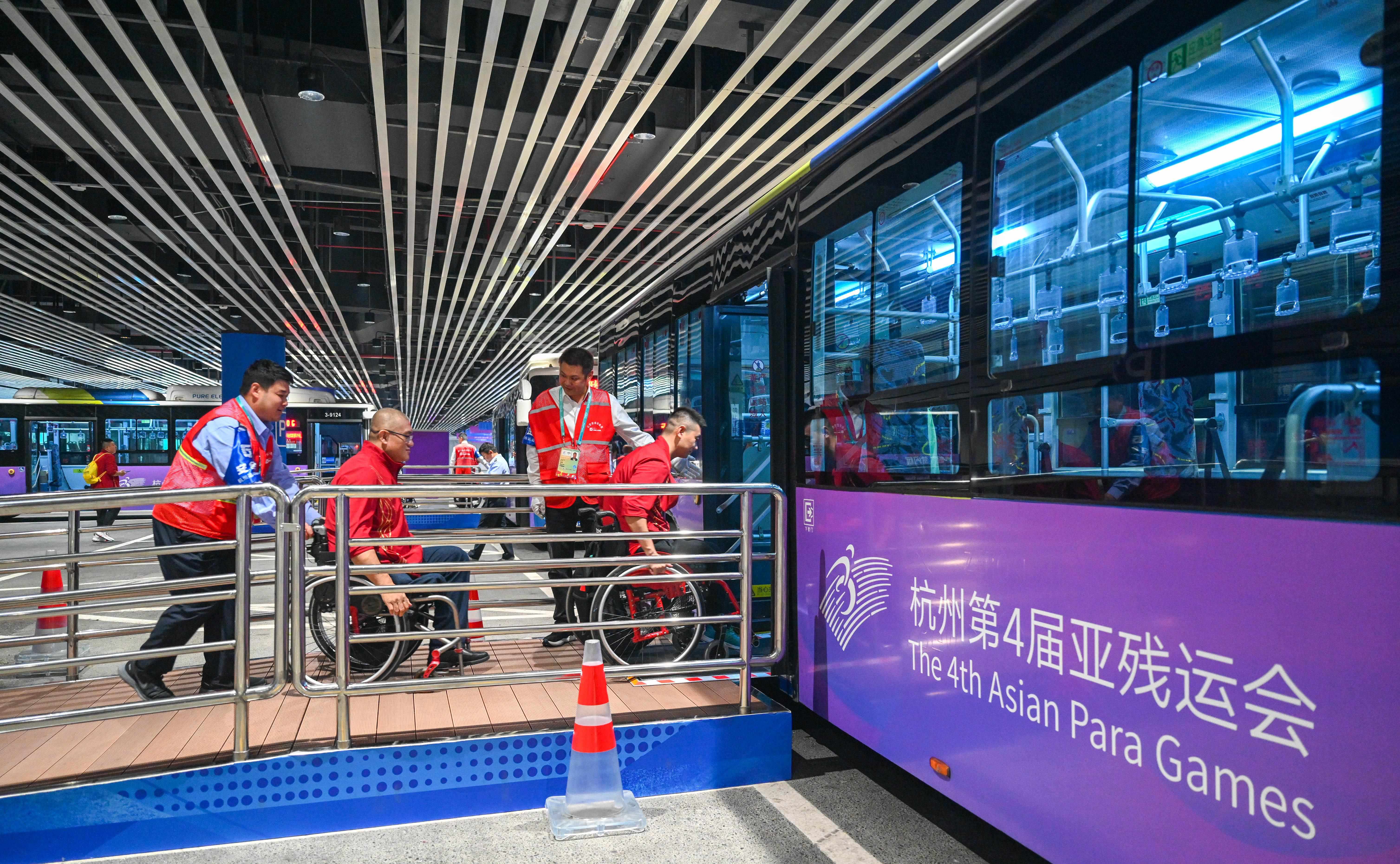 △2023年10月25日，結(jié)束輪椅籃球比賽后的中國隊(duì)和阿富汗隊(duì)球員通過無障礙坡道，順利上車返回運(yùn)動(dòng)員村。