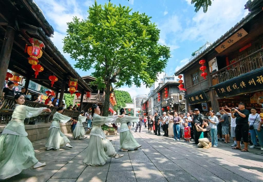 國(guó)慶節(jié)期間，福州市三坊七巷歷史文化街區(qū)上演《尋夢(mèng)閩都》快閃。新華社發(fā)