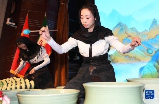 10月30日，演員在伊朗德黑蘭伊朗國家藝術(shù)科學(xué)院舉行的“青風(fēng)海上來”浙江青瓷巡禮開幕式暨“萬象中國·天下寧波”寧波文旅推介會(huì)開幕式上表演。新華社記者 沙達(dá)提 攝
