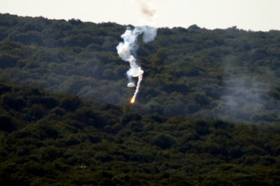 10月28日，閃光彈落在黎巴嫩納古拉樹林中燃起濃煙。新華社發(fā)（阿里·哈希紹攝）