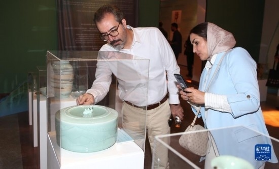 10月30日，人們?cè)谝晾实潞谔m伊朗國家藝術(shù)科學(xué)院觀看展出的展品。新華社記者 沙達(dá)提 攝