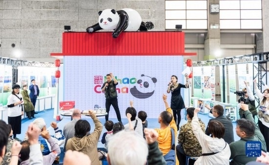  10月29日，游客在日本大阪國際會展中心中國館參與中國旅游知識問答活動。新華社發(fā)（中國駐大阪旅游辦事處供圖）