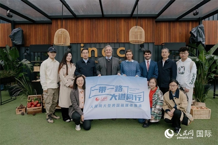 在烏拉圭第118屆普拉多牧農(nóng)業(yè)國際博覽會上，烏拉圭國家肉類協(xié)會主席與人民網(wǎng)記者合影。人民網(wǎng)記者 張若涵攝