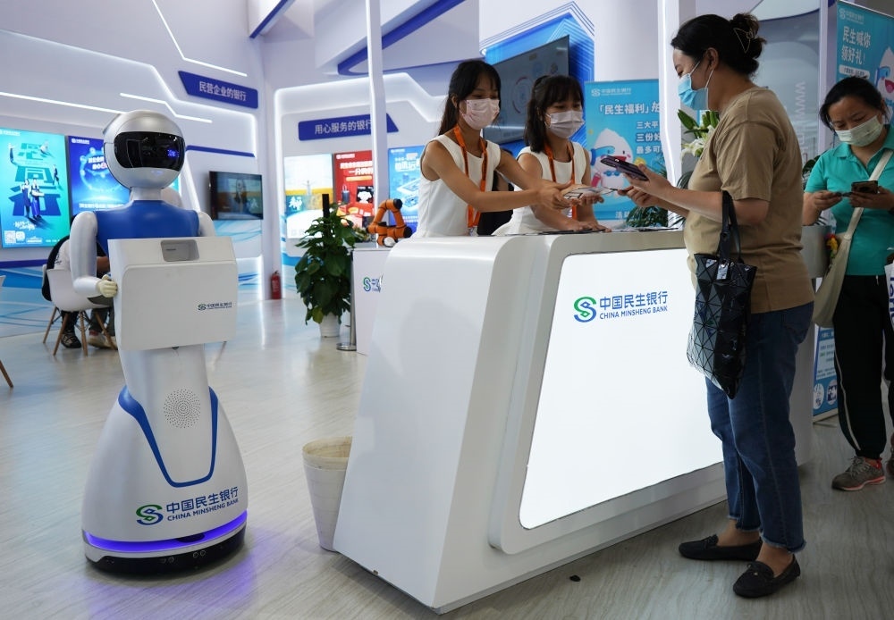 2022年9月4日，在服貿(mào)會首鋼園區(qū)金融服務(wù)專題展上，參觀者在中國民生銀行展臺咨詢金融業(yè)務(wù)。新華社記者 金皓原 攝