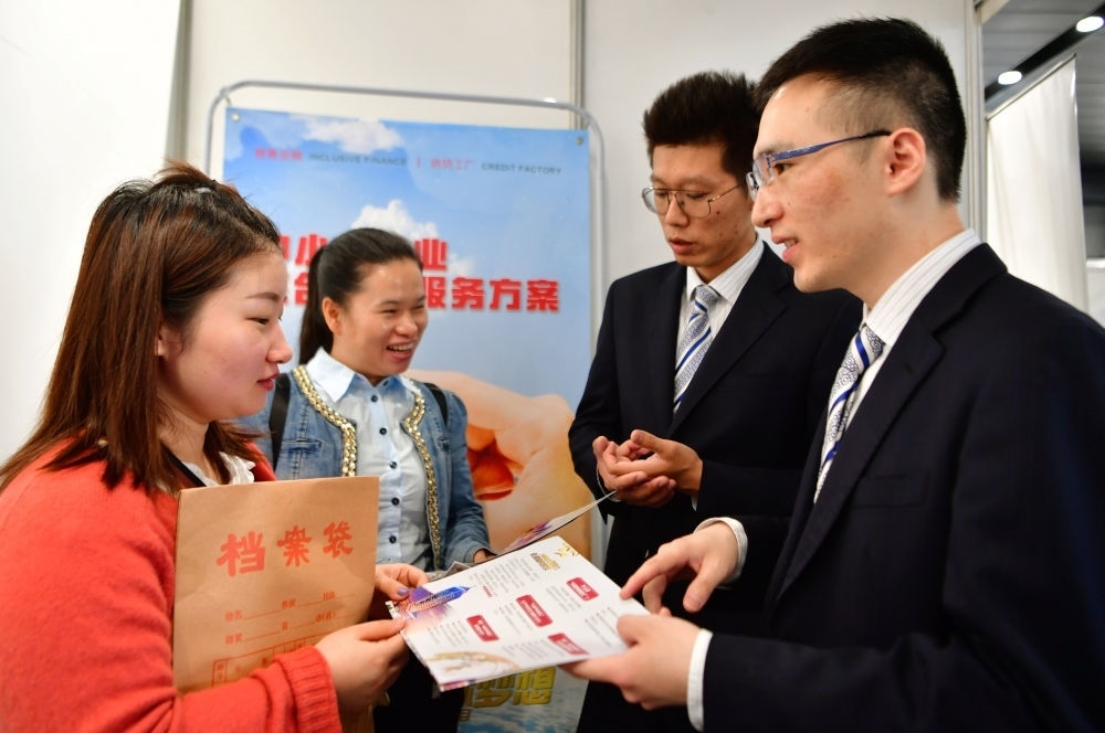 2019年5月9日，兩名鞋業(yè)公司的工作人員（左一和左二）向銀行工作人員咨詢中小微企業(yè)金融服務(wù)方案細則。當日，福建自貿(mào)區(qū)福州片區(qū)稅企銀三方對接會在馬尾基金小鎮(zhèn)舉辦，來自傳統(tǒng)制造業(yè)、物聯(lián)網(wǎng)和電子商務(wù)等行業(yè)的企業(yè)代表參加對接會。新華社記者 魏培全 攝