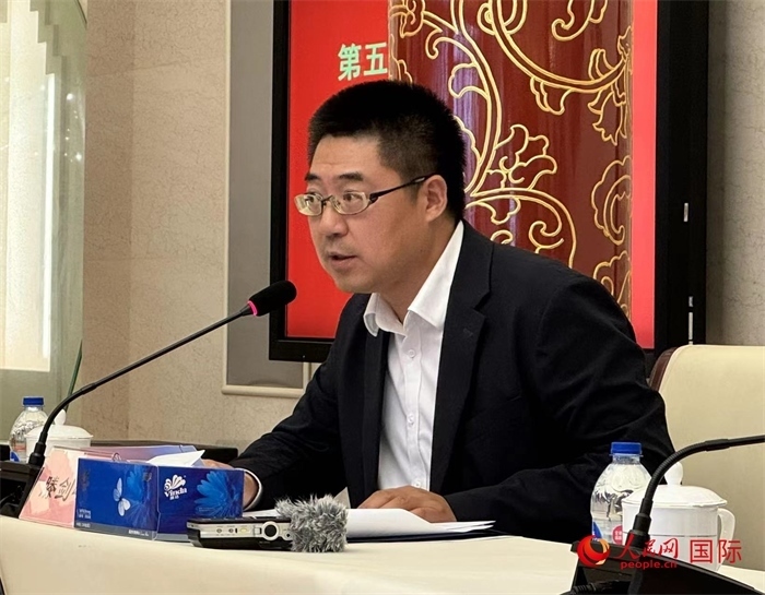 10月31日，歐美同學(xué)會(huì)副秘書長滕劍峰在第五屆中法文化論壇媒體吹風(fēng)會(huì)上講話。（人民網(wǎng) 謝瑩攝）