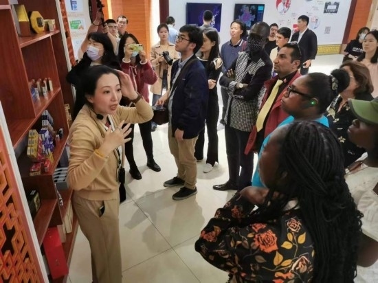 2023“一帶一路”媒體合作論壇聯(lián)合采訪團(tuán)參觀仁和863科技園產(chǎn)品展示區(qū)。（本報(bào)記者 黃超攝）