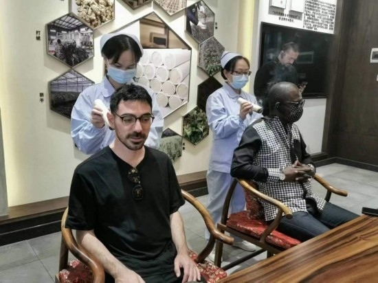 2023“一帶一路”媒體合作論壇聯(lián)合采訪團(tuán)團(tuán)員在九牛草展示館體驗(yàn)艾灸。（本報(bào)記者 黃超攝）