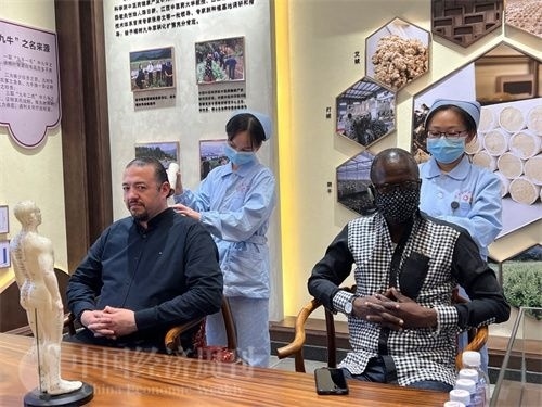  （外媒記者爭(zhēng)先恐后體驗(yàn)艾灸，直呼神奇。中國(guó)經(jīng)濟(jì)周刊記者 郭志強(qiáng) 攝）