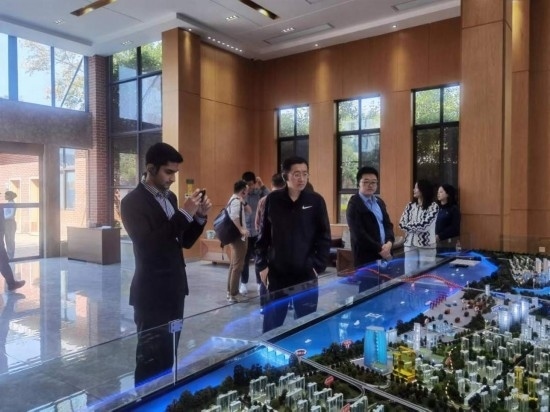 10月24日，2023“一帶一路”媒體合作論壇聯(lián)合采訪團團員在清水塘投資集團招商服務中心參觀。本報記者 常雯宜攝