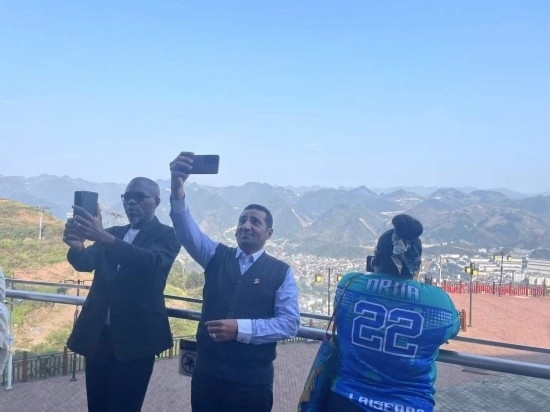 外媒記者在天釀景區(qū)拍照留念。本報(bào)記者葉子攝