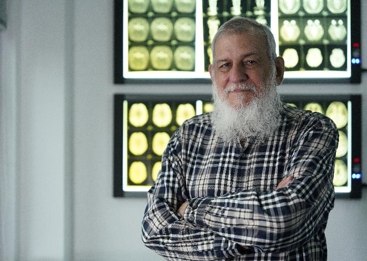 10月31日，古巴科學(xué)家裴德樂(lè)在電子科技大學(xué)校園內(nèi)。