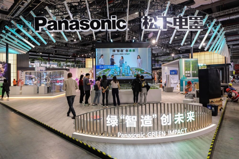 2023年11月2日，工作人員在進博會松下電器展位做準備工作。新華社記者 辛夢晨 攝