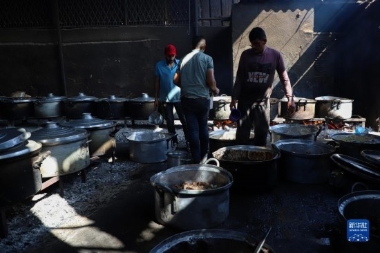 11月3日，在加沙地帶南部城市拉法，人們在煤氣中斷后用柴火做飯。新華社發(fā)（里澤克·阿卜杜勒賈瓦德攝）